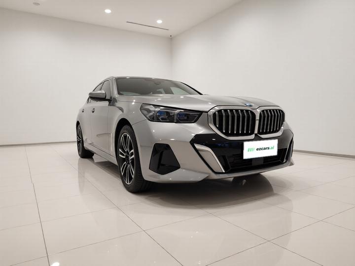 5 Series 2025 530Li Leading M Sport Package photo 3