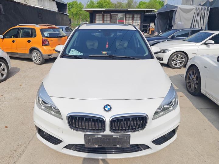 2 Series Wagon 2016 218i Sport Design Package photo 2