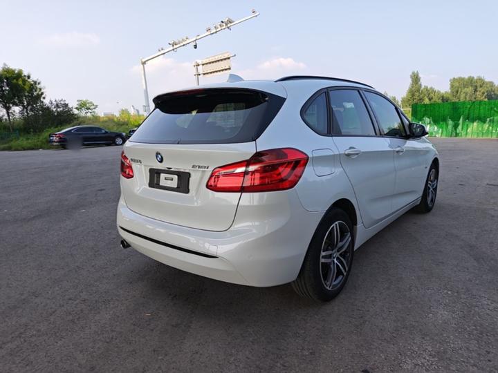 2 Series Wagon 2016 218i Sport Design Package photo 4