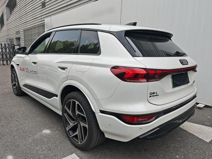Q6L e-tron 2026 Pilot photo 4