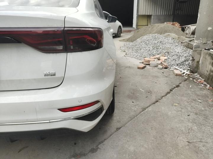 Emgrand 2022 4 1.5L CVT Premium photo 7