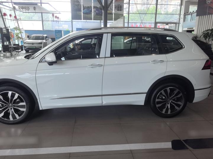 Tiguan L 2025 330TSI AT RWD R-Line photo 2