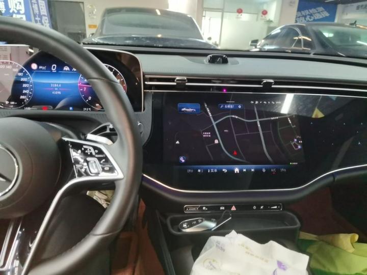 E-Class 2025 E 300 L Luxury photo 8