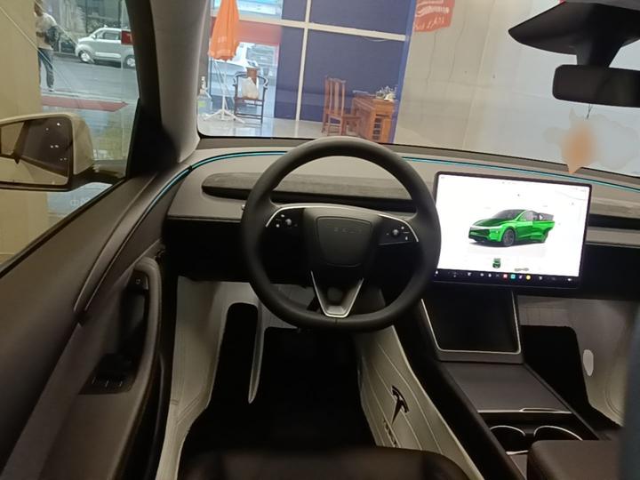 Model Y 2025 RWD Launch Edition photo 6