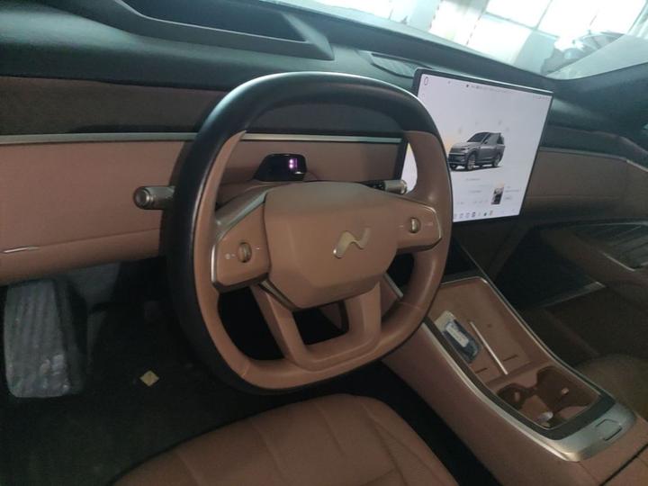 L90 2025 Ultra 6-Seater 60 photo 7