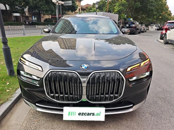 7 Series 2023 735Li Luxury photo 2