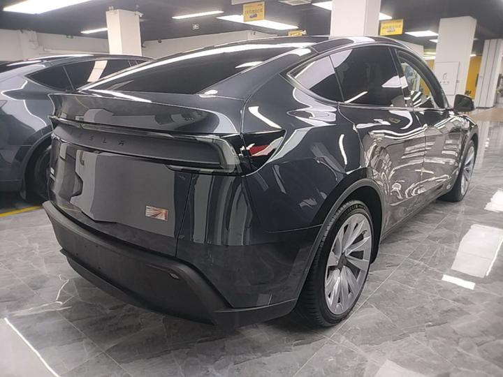 Model Y 2025 Long Range AWD Launch Edition photo 6