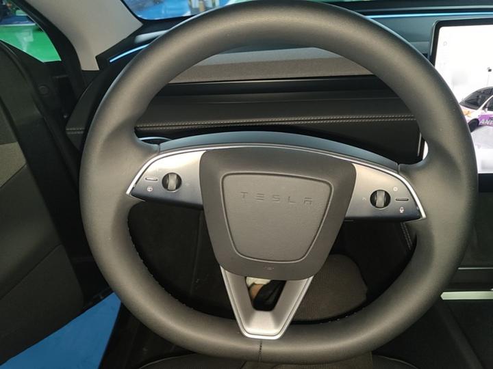 Model Y 2025 RWD photo 6