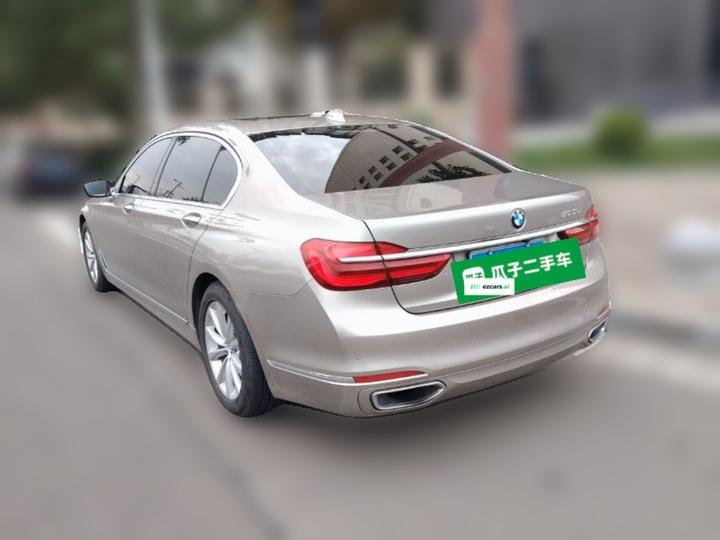 7 Series 2016 730Li Leading photo 4