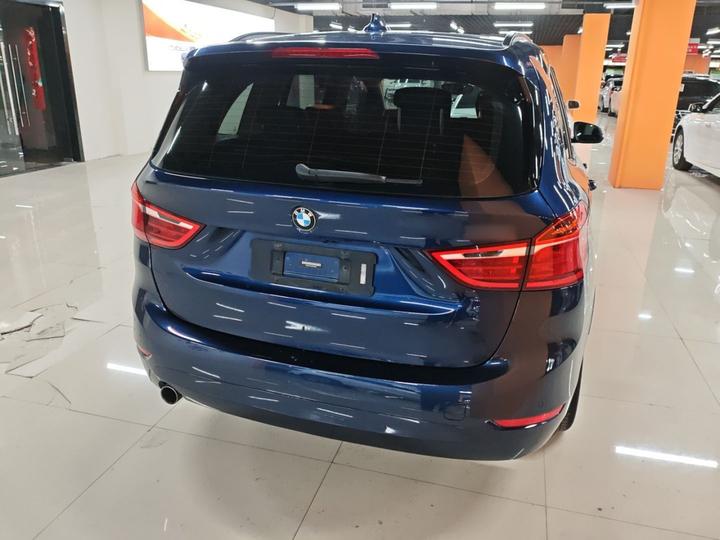 2 Series Wagon 2015 218i Leading photo 4