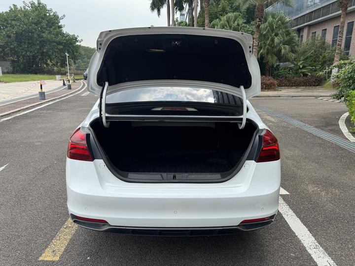 Emgrand 2018 1.5L CVT Luxury photo 8