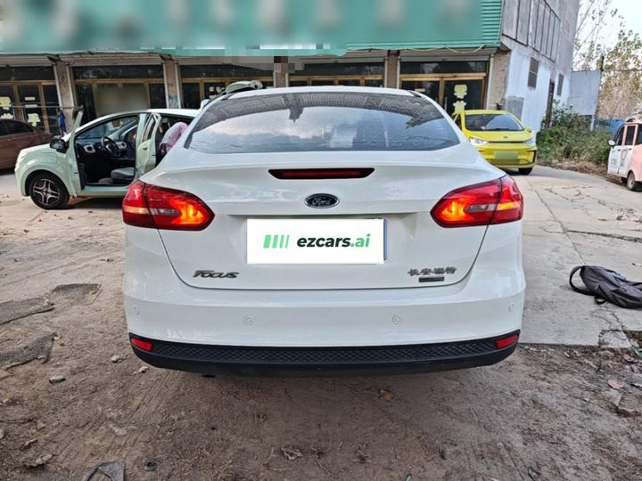Focus 2015 Sedan EcoBoost 125 AT photo 5