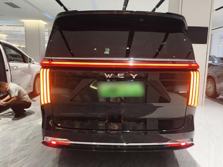 2025 AWD 8 photo 3