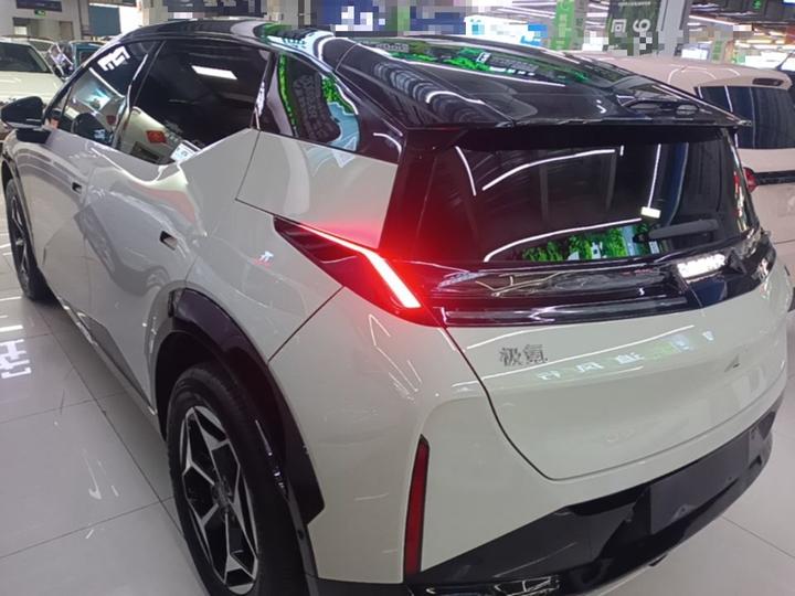 X 2025 5-Seater RWD photo 4