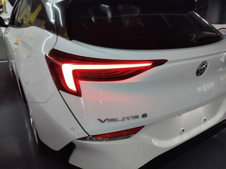 6 2020 PHEV Fashion photo 4