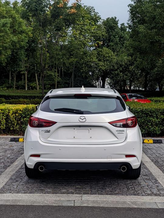 3 Axela 2017 Hatchback 2.0L AT Luxury China VI photo 5