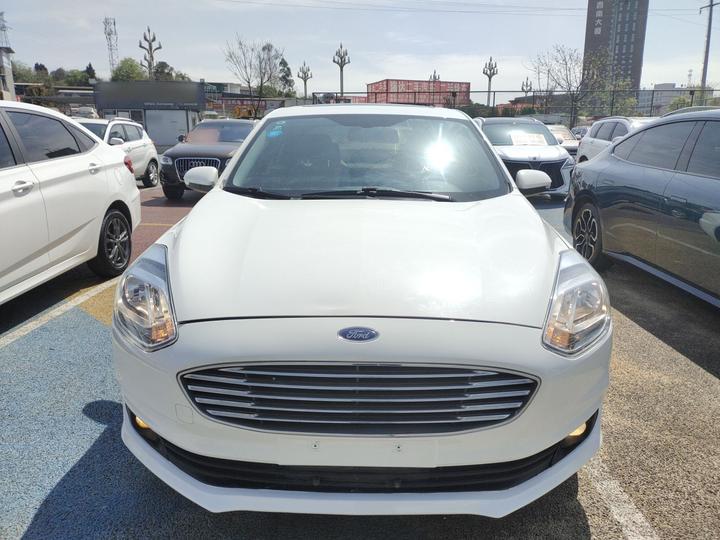 Escort 2019 1.5L MT photo 2