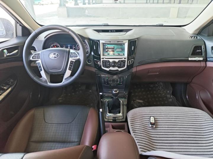 2015 Facelift 1.5L MT Luxury photo 5