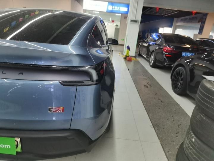 Model Y 2025 Long Range AWD Launch Edition photo 7