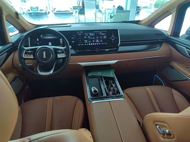 2023 AWD Executive Extended photo 5