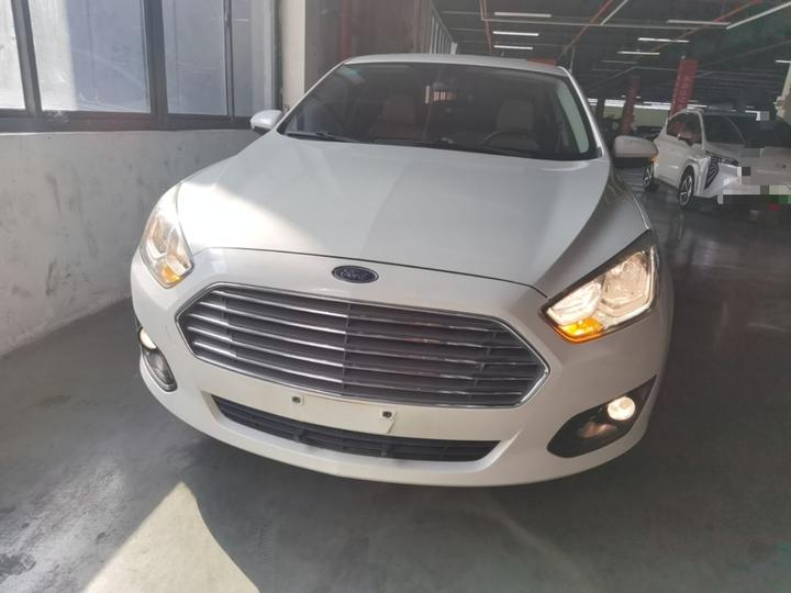 Escort 2015 1.5L MT Comfort photo 2
