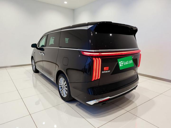 2025 AWD 8 photo 4