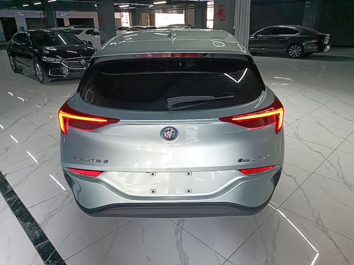 6 2022 PHEV Fashion photo 3