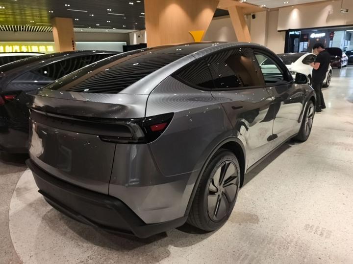 Model Y 2025 RWD photo 4