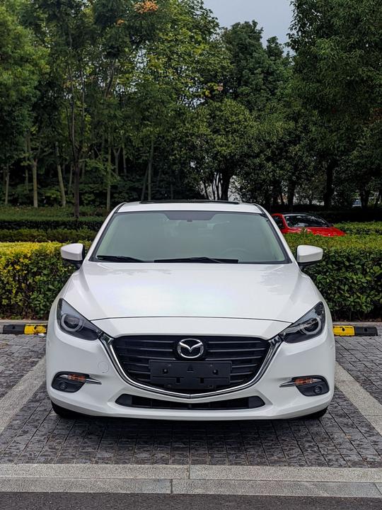 3 Axela 2017 Hatchback 2.0L AT Luxury China VI photo 2