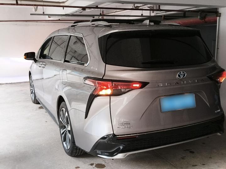 Granvia 2022 2.5L Hybrid Premium photo 4