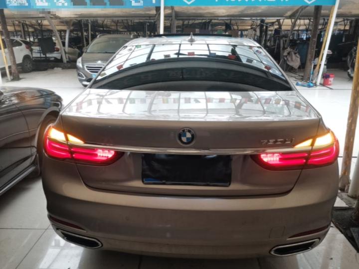 7 Series 2017 730Li Leading photo 3