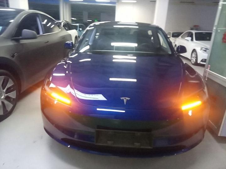 Model 3 2023 RWD photo 2