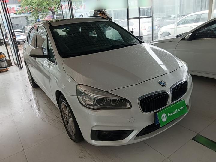 2 Series Wagon 2016 218i Leading photo 3
