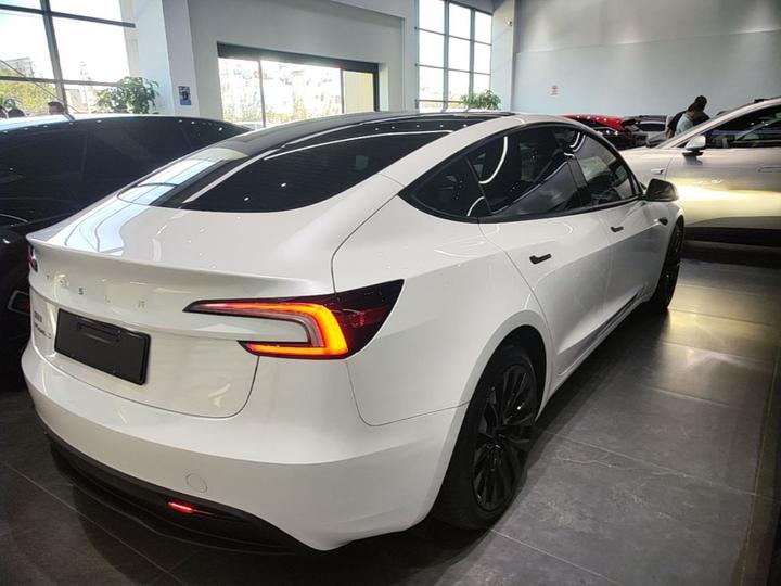 Model 3 2023 RWD photo 6