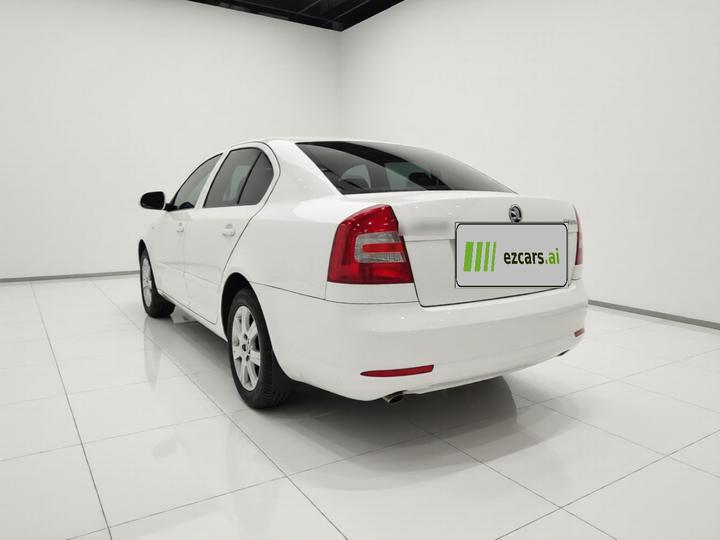 Octavia 2015 Classic 1.6L MT photo 4