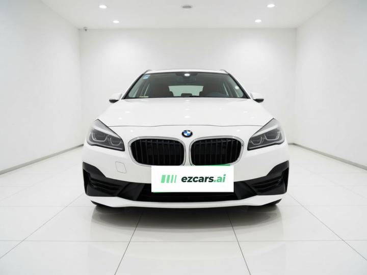 2 Series Wagon 2019 218i Leading photo 2