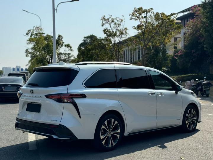 Granvia 2022 2.5L Hybrid photo 4