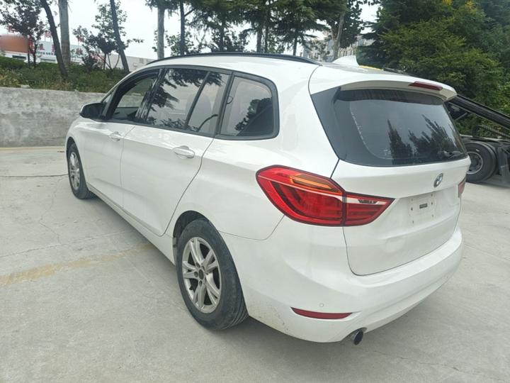 2 Series Wagon 2015 218i Leading photo 4