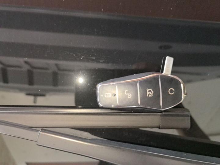Yuan UP 2027 Flying Spur 301KM Pilot photo 8