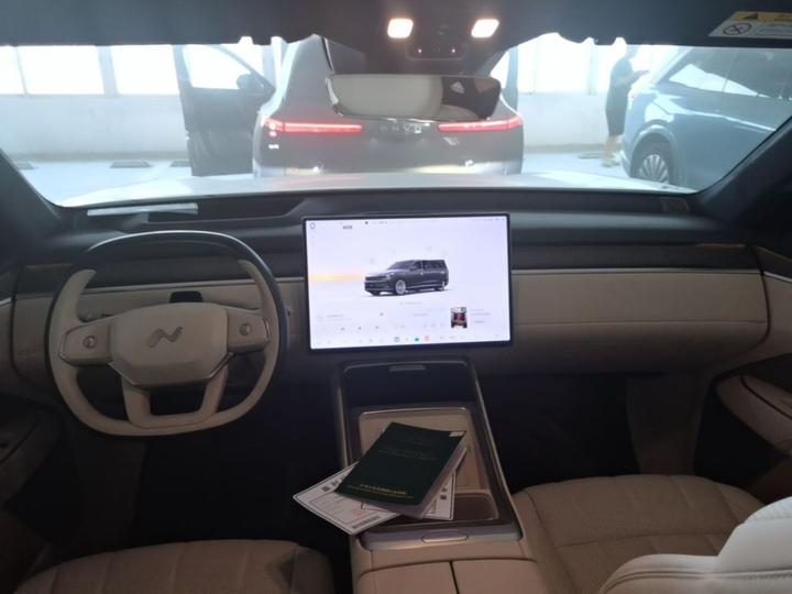 L90 2025 Ultra 6-Seater 60 photo 5
