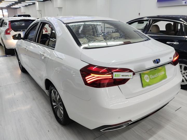 Emgrand 2018 1.5L CVT Luxury photo 4