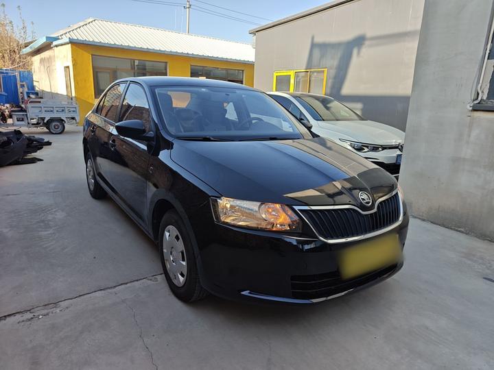 Rapid 2015 1.6L AT photo 3