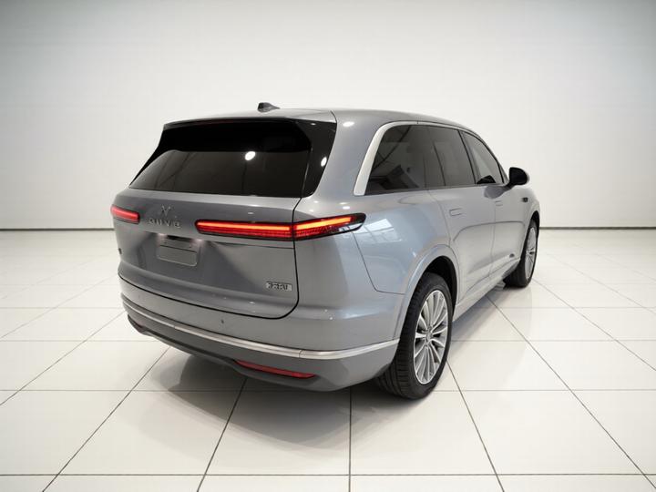L90 2025 Ultra 6-Seater 60 photo 4