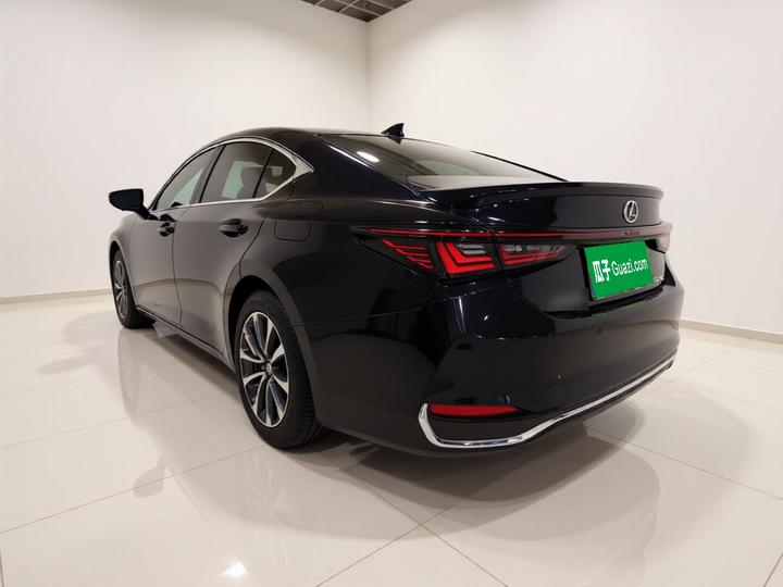 ES 2025 300h Exclusive photo 4