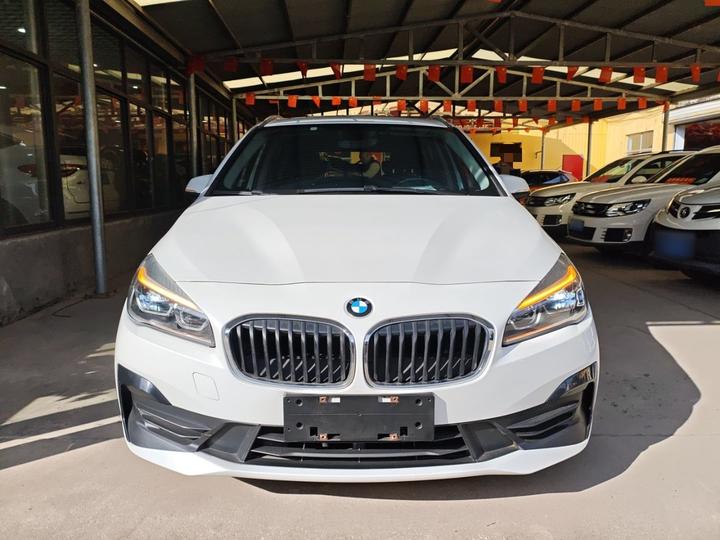 2 Series Wagon 2018 218i Leading photo 2