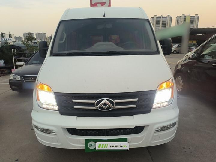 MAXUS V80 2021 2.0T AMT Classic Short Wheelbase 5/6-Seater photo 2