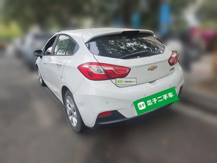 2018 Hatchback 320 AT photo 4