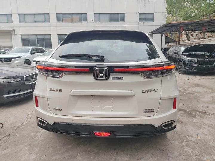 UR-V 2023 370TURBO AWD photo 3