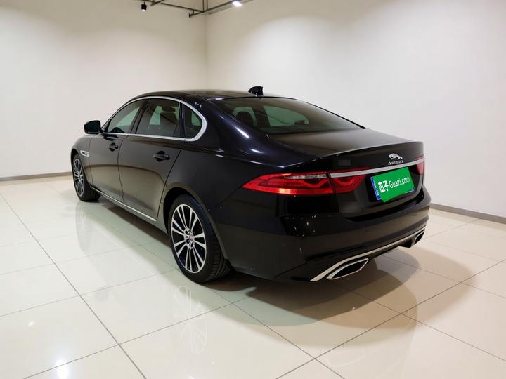 XFL 2024 2.0T P250 RWD Exclusive Luxury photo 4