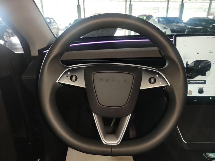 Model Y 2025 RWD photo 5